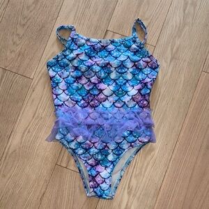 🧜🏻‍♀️ swimsuit